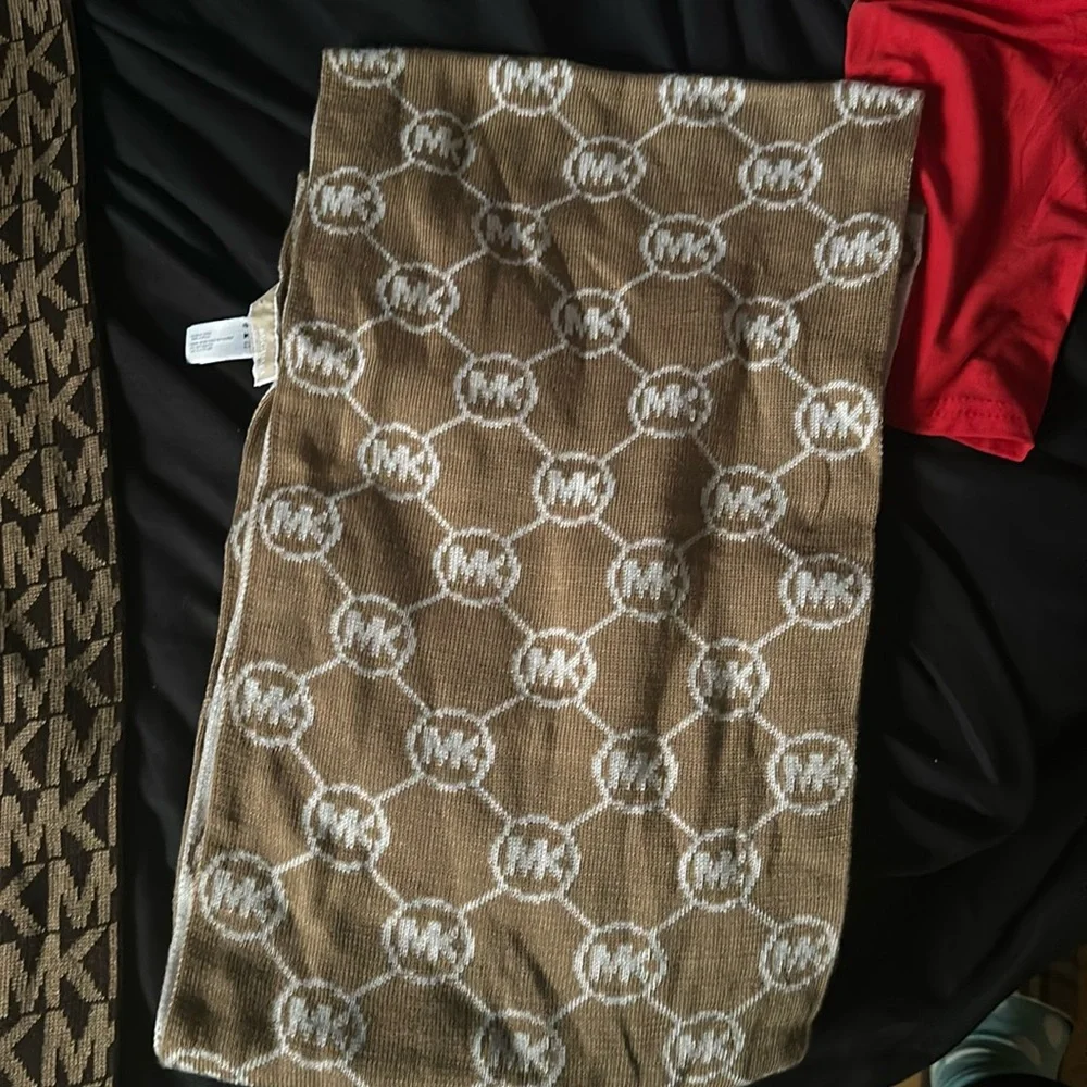 Scarf - Picture 1 of 3